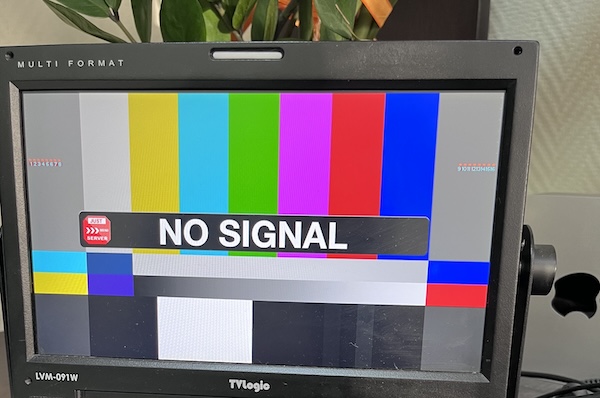 Default JustMiniServer No Signal image on an SDI monitor